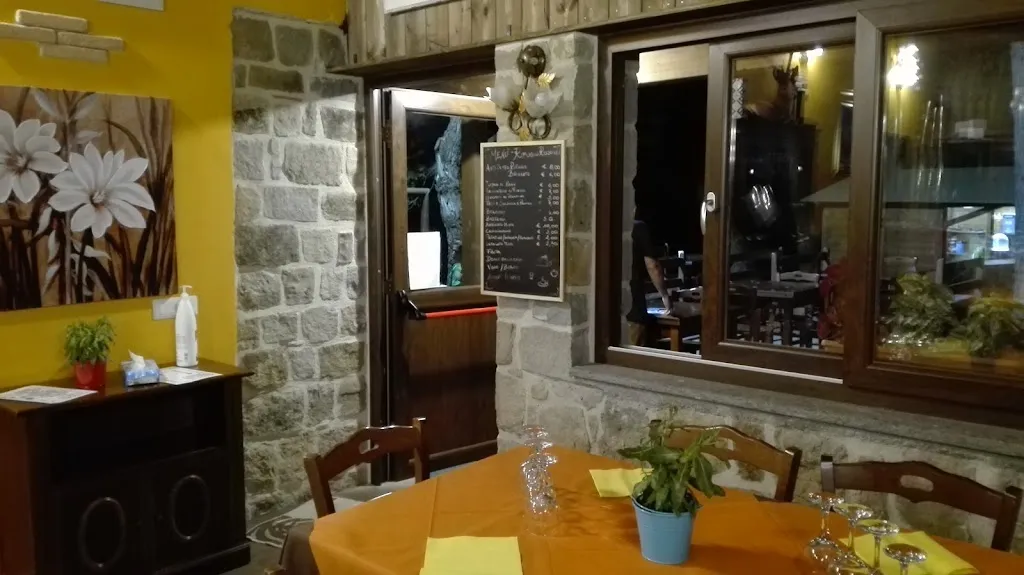 Rifugio Rosolea restaurant in Novi Velia