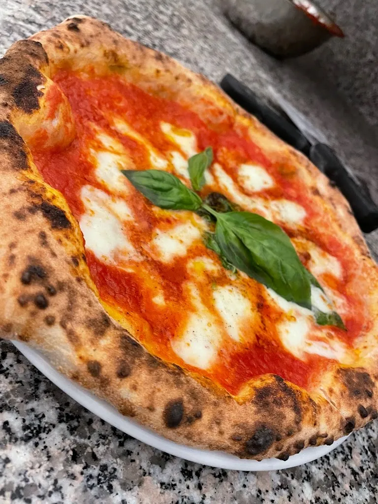 Pizzeria & Ristorante "Pomodoro e Basilico" restaurant in Orta di Atella