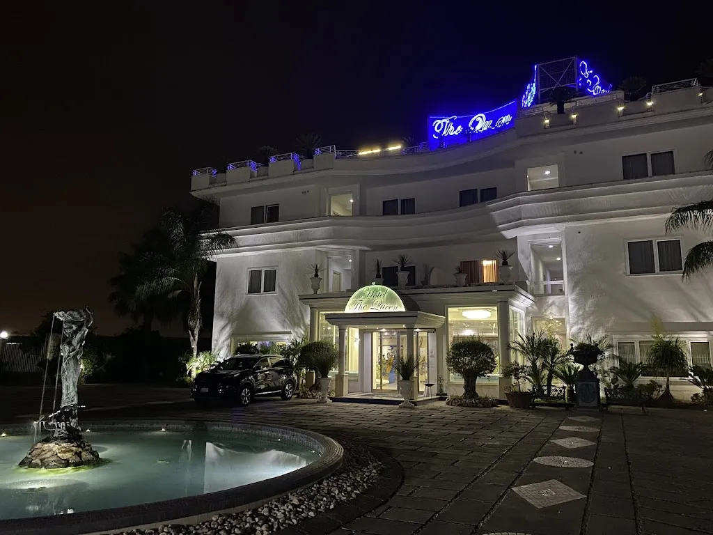 Nigel van Houten_The Queen Hotel_Pastorano_review