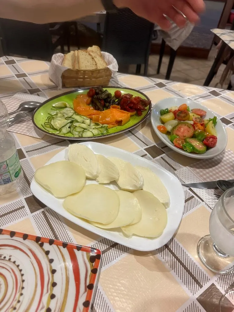 Ben Roes_Trattoria_Piazza-Tralia-Pendolo_review