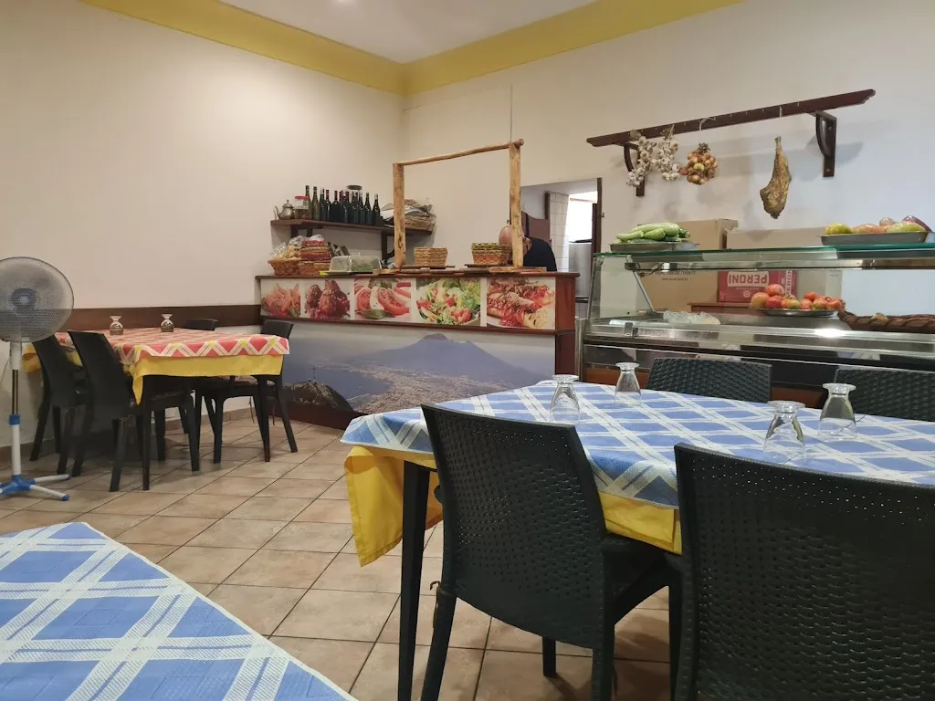 Andrew and Michaela Betteridge_Trattoria_Piazza-Tralia-Pendolo_review