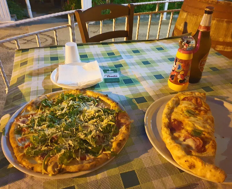 Feenie Looi Su Ying_Agriturismo La Pimontese_Piazza-Tralia-Pendolo_review