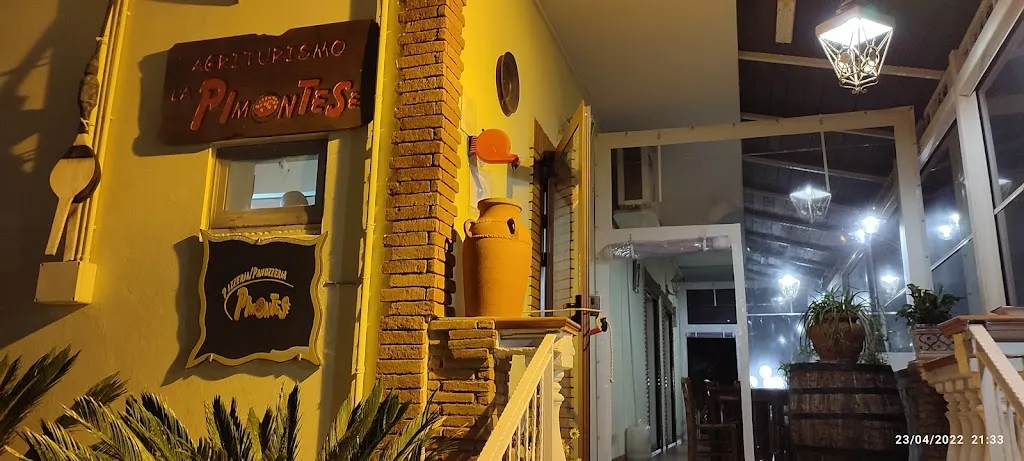 Agriturismo La Pimontese_Piazza-Tralia-Pendolo_slider_image_1