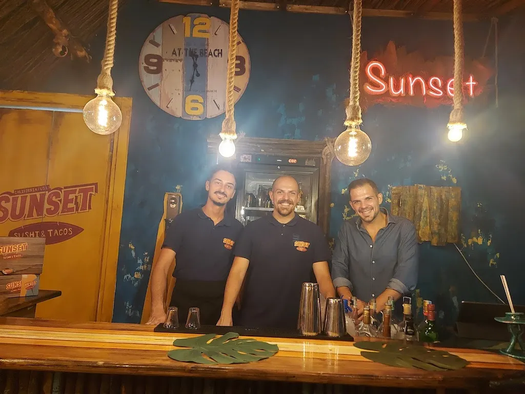 Aquetzalli Chávez_Sunset - Sushi & Tacos_Pianura_review