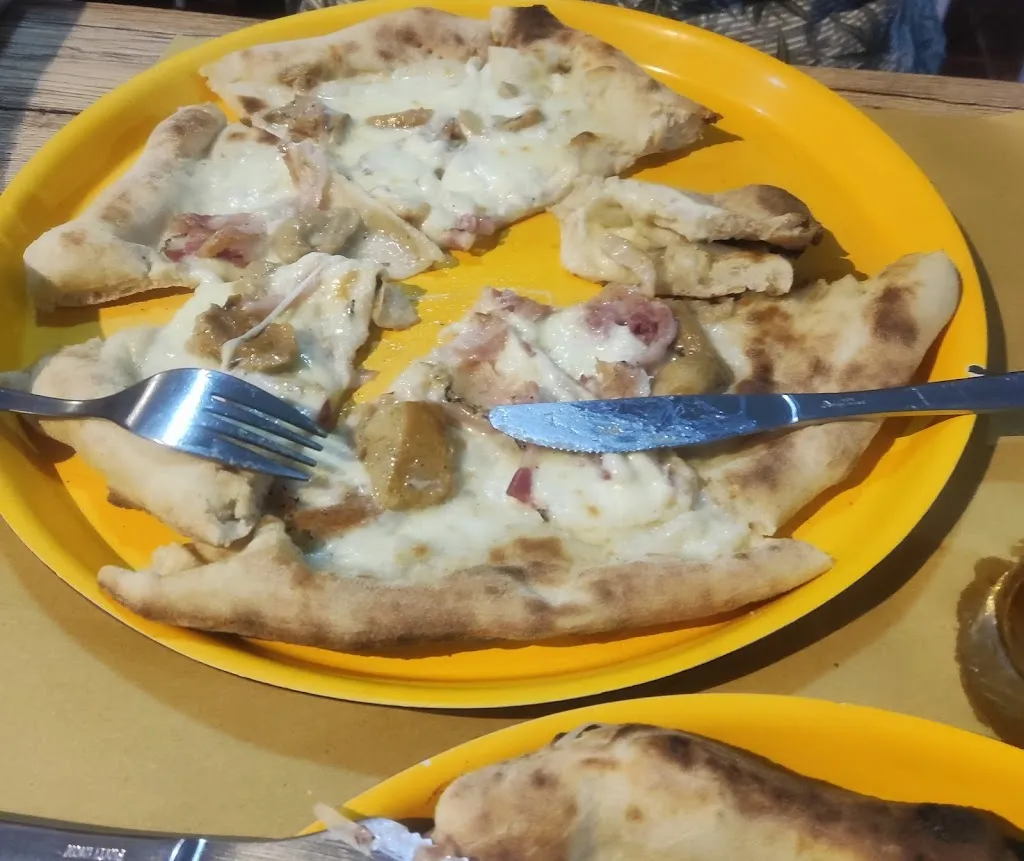 Daniela D_Pizze in Piazza_Pollica_review