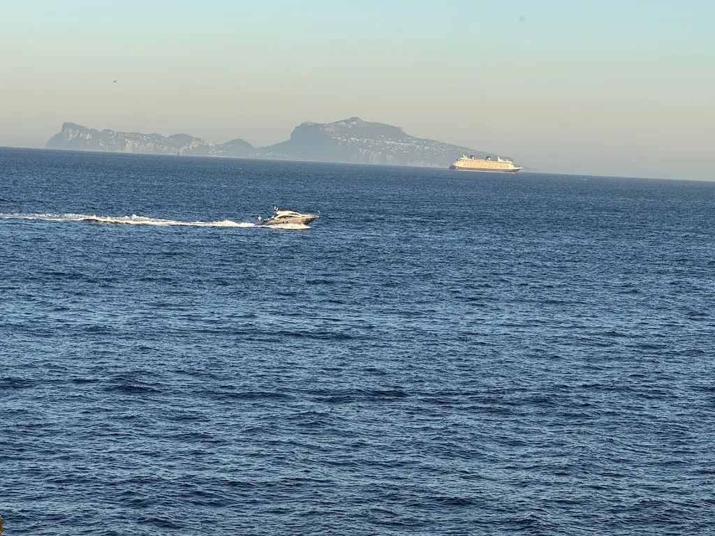 Simon Stoepfgeshoff_'A Fenestella_Posillipo_review