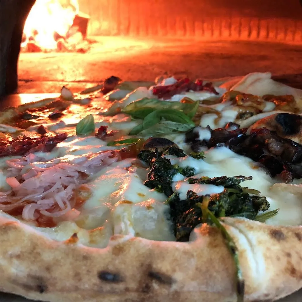 Pizzeria e Trattoria Regina Vittoria_San Carlo All'Arena_slider_image_3