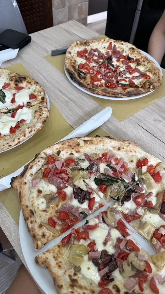 Dustin van Impel_La Vera Pizza Fritta da Gennaro pizzeria Arenaccia_San Carlo All'Arena_recensione