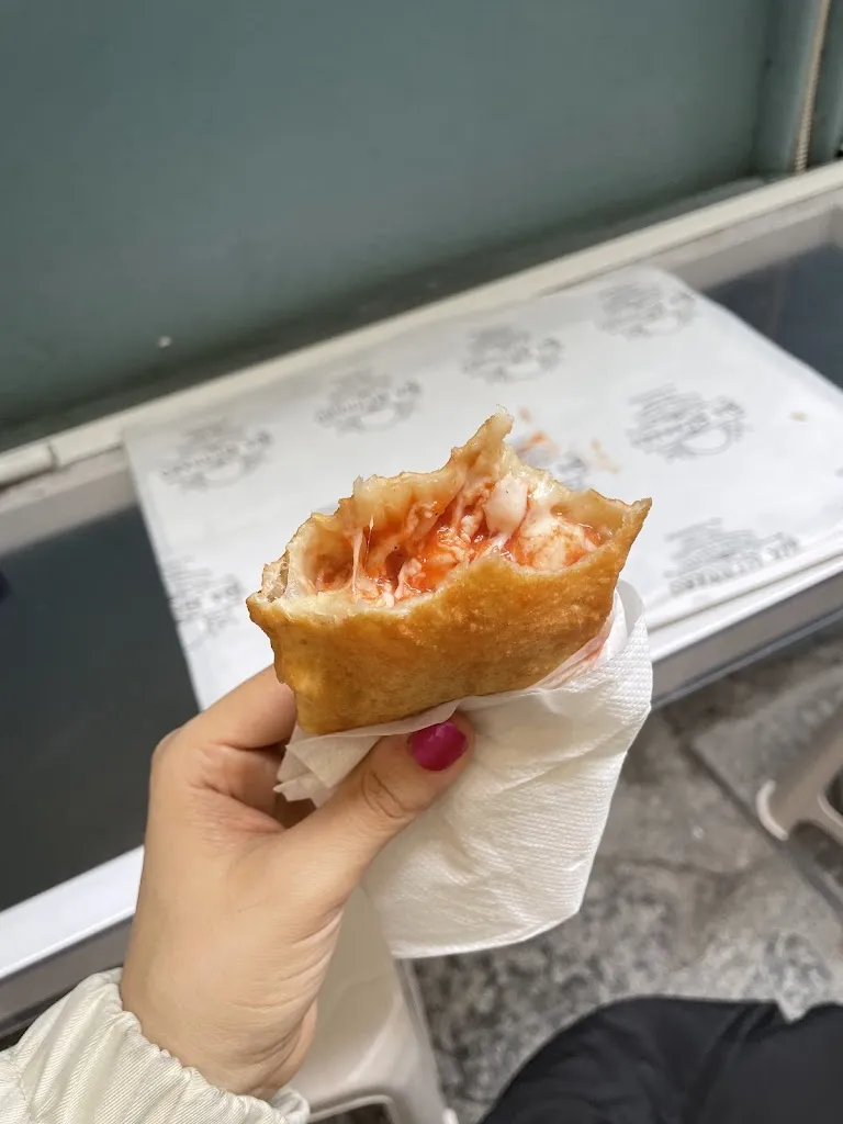 Seda Guner_La Vera Pizza Fritta da Gennaro pizzeria Arenaccia_San Carlo All'Arena_recensione