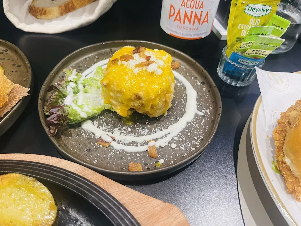 YANYU LI_Veniu Pub_San Nicola la Strada_recensione