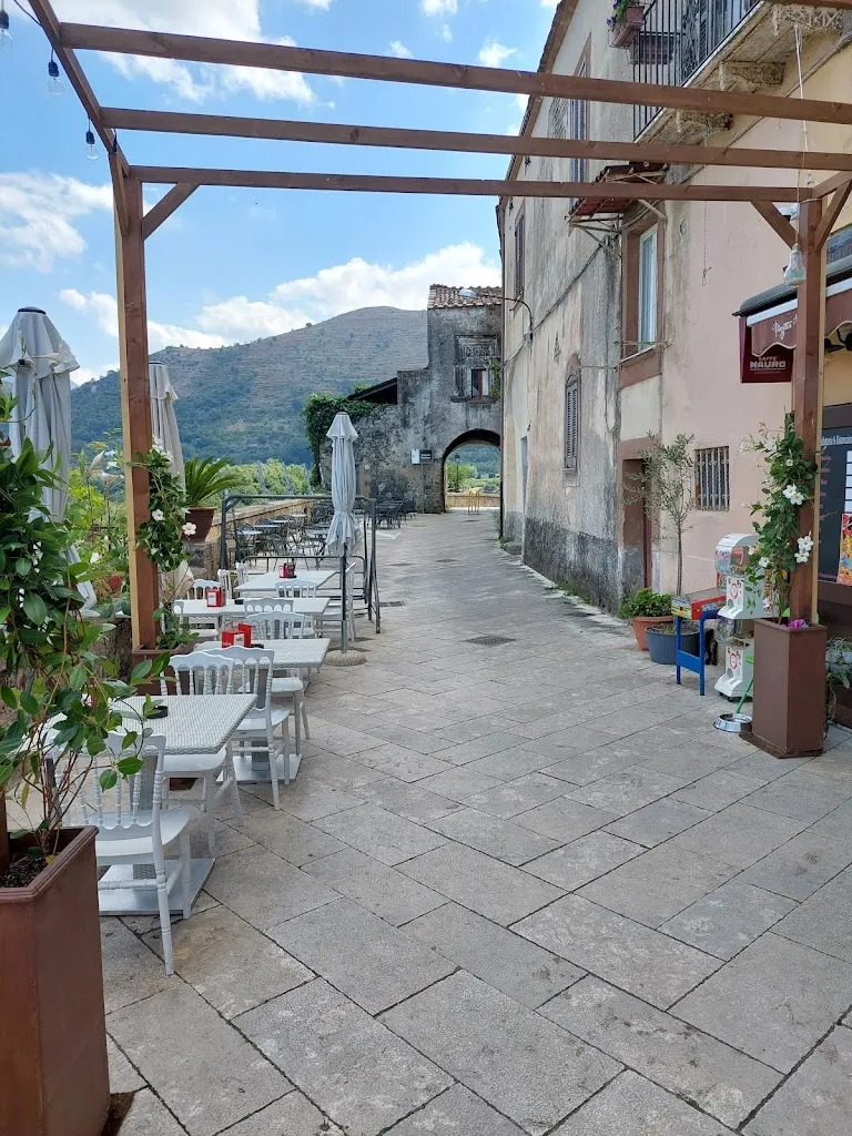 Rory moynihan_Piazzetta Torricella_Sant'Agata de'Goti_review