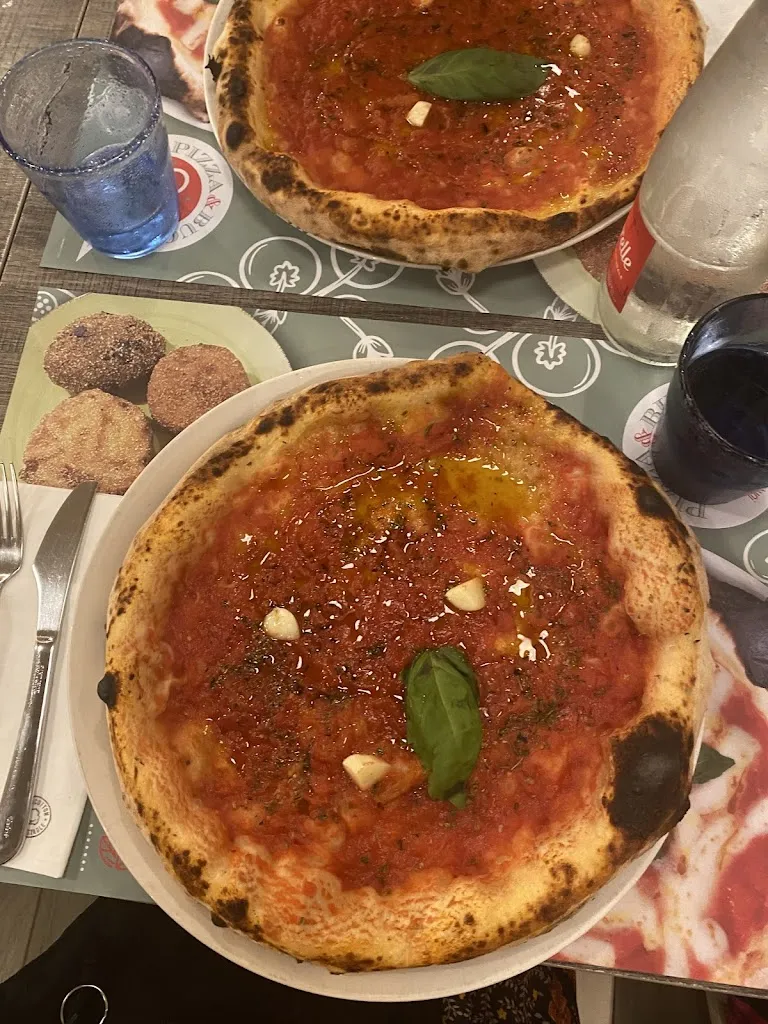 Norah Plasschaert_Pizza&Buoi_Santa Maria La Carità_review