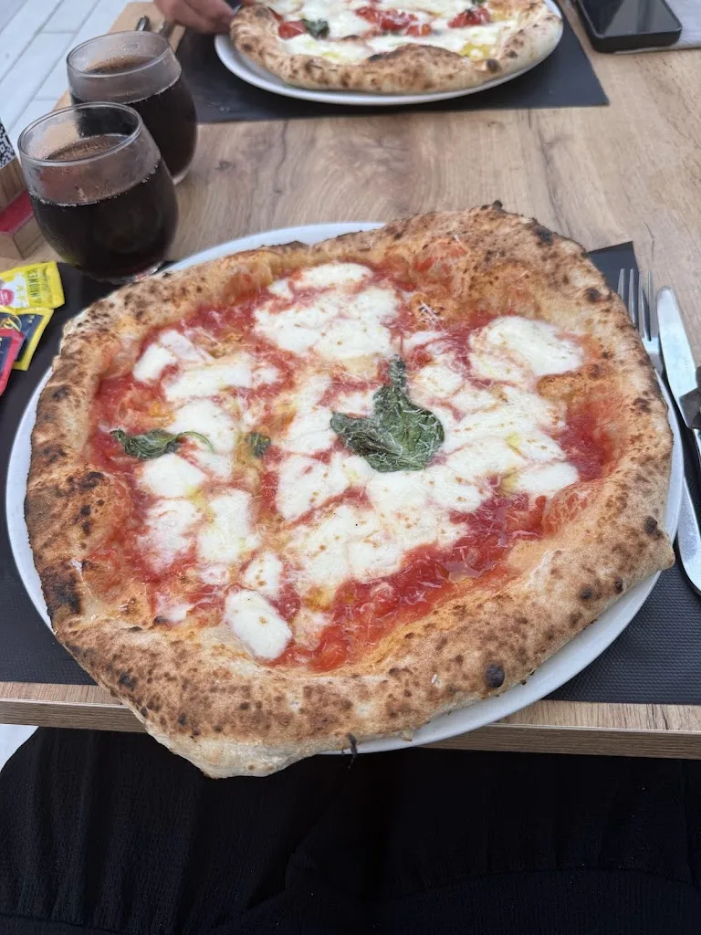 Caroline Beaumont-Brown_Pizzeria Carminiello_Scampia_review