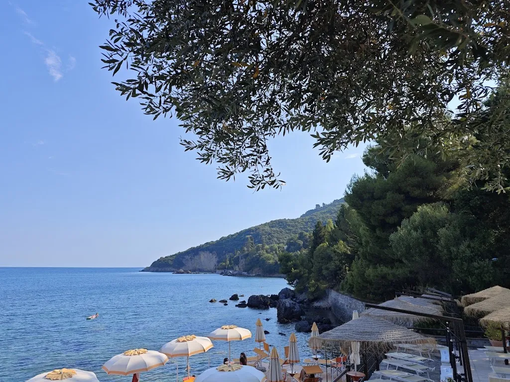 Roberto Rossi_CUBO beach bar_Scario_recensione