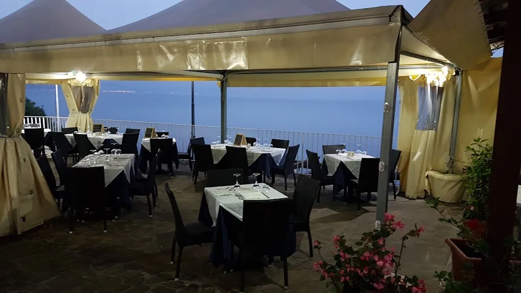 Ristorante Pizzeria "Lo Scoglio" restaurant in Scario