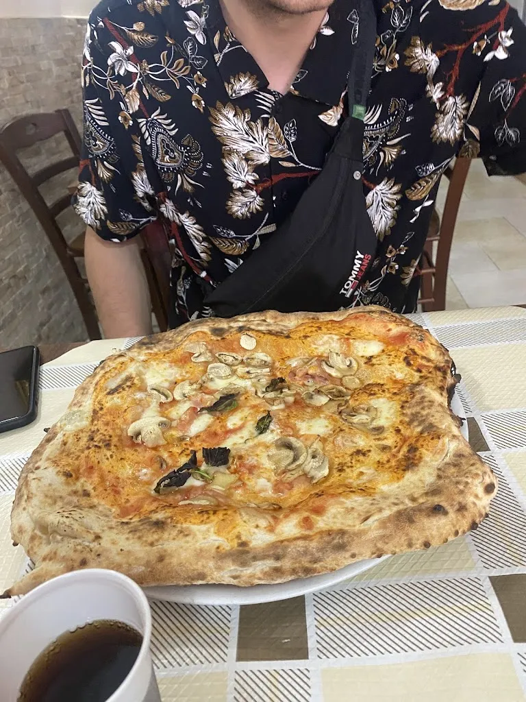 LUCIA LUZAKOVA_Pizzeria Da Sergio....paninoteca...._Secondigliano_review