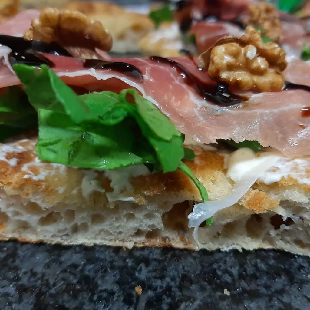 Pizzeria Pizza Pazza_Mosciano Sant'Angelo_slider_image_2