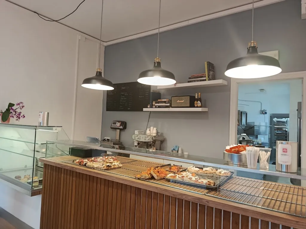 Legami • pizza al taglio e dolci restaurant in Bondeno