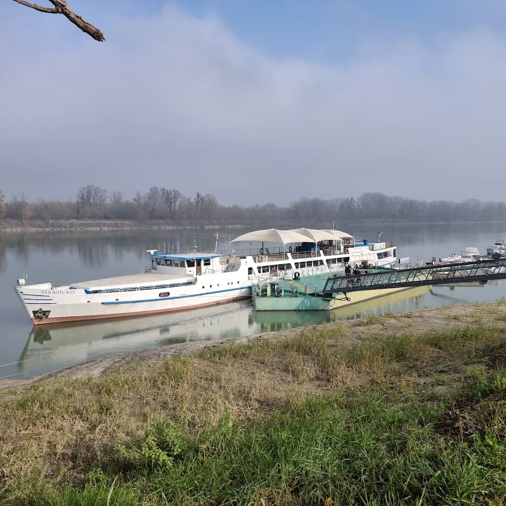 Motonave Stradivari restaurant in Boretto
