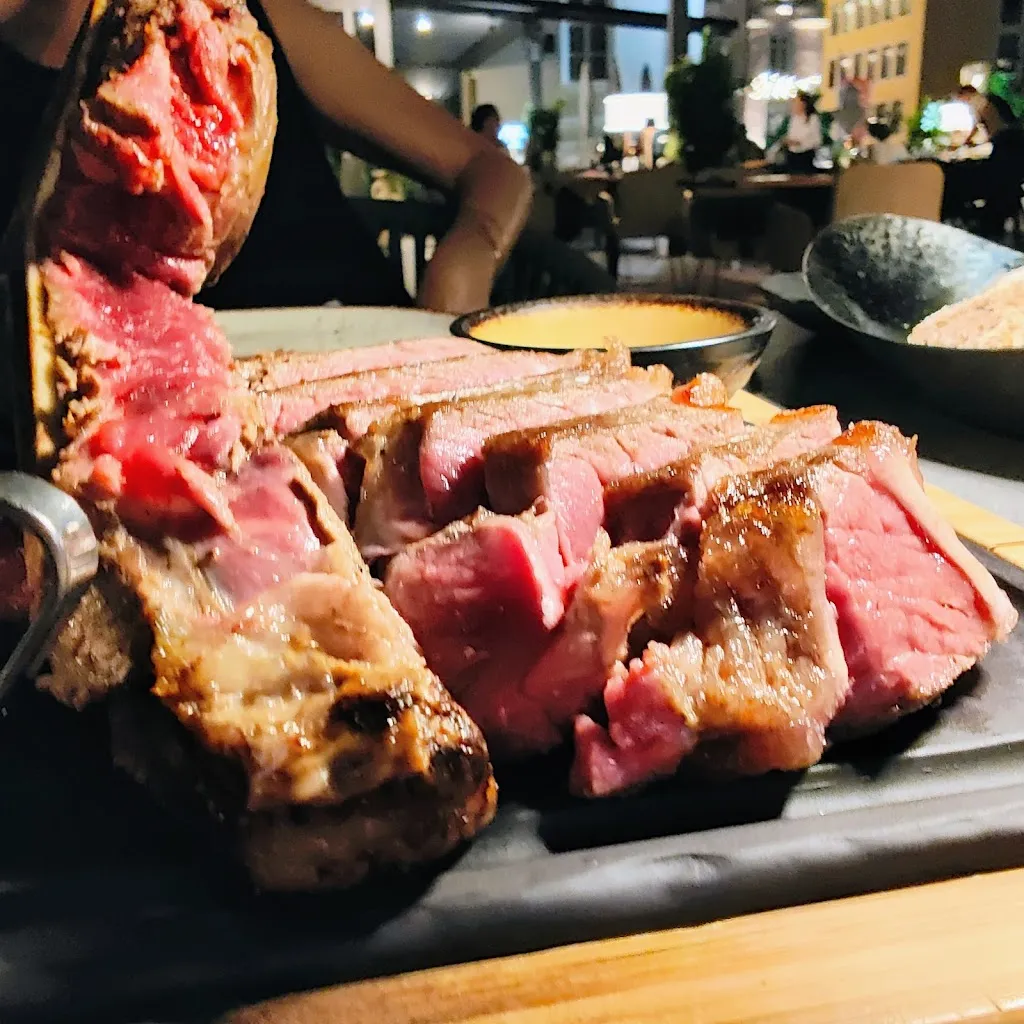 Francis Gingras_META Skybar∙Restaurant_Borzano_review