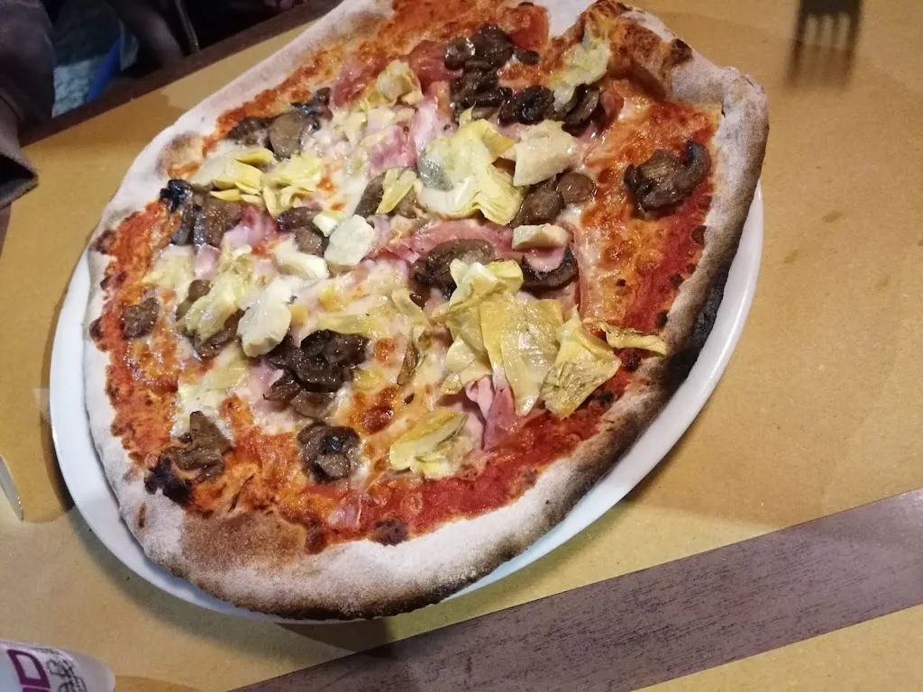 Amanda Erzsebet Kummer_Bar Pizzeria Da Cabrei_Carpaneto Piacentino_review