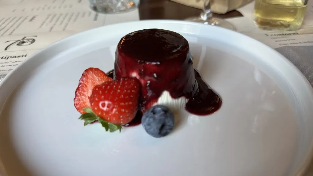 Pietro Alex Marra_Hotel Gallo_Castel del Rio_review