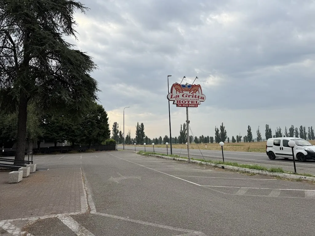 Altaf H. Sario_LA GRITTA - Ristorante Pizzeria Hotel Specialità di Pesce e Carne_Castel San Giovanni_review