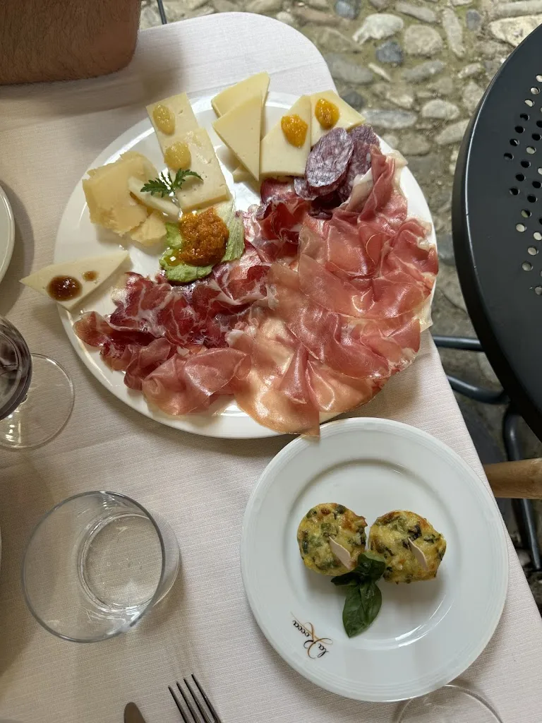 julia sallit_Bar Ristorante La Rocca 1964_Castell'Arquato_review