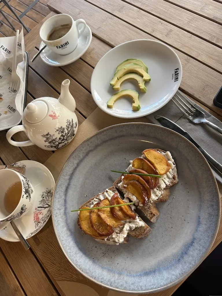 Zakiya Alghabshi_Farini_Farini_review