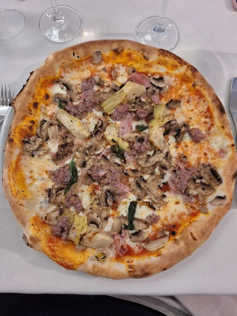 Pizzeria L'angolo restaurant in Felegara