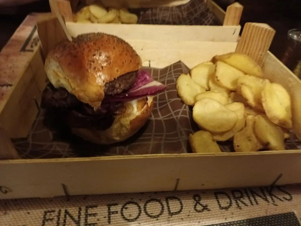 Simo Ior_Monnalisa pub_Lagosanto_review