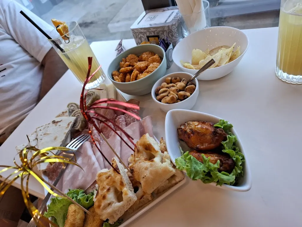 Patrizia Gramigna_Bar Gelateria La Neve Nel Bicchiere LAVEZZOLA_Lavezzola_review