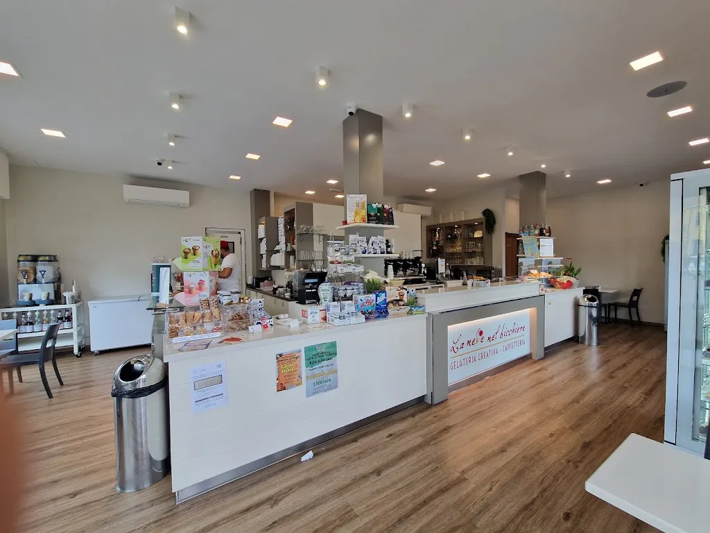 Bar Gelateria La Neve Nel Bicchiere LAVEZZOLA restaurant in Lavezzola