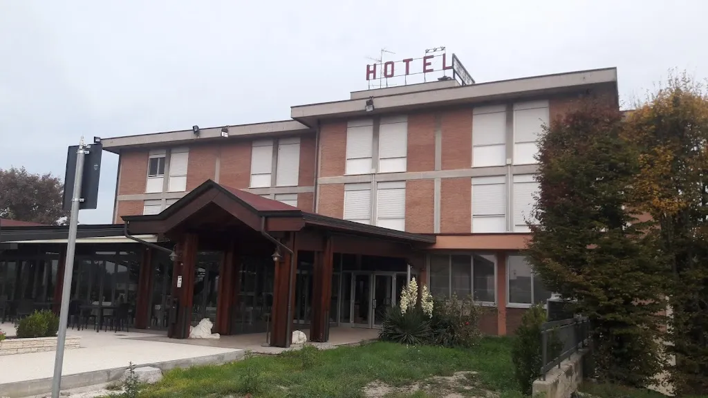 Mehdi Aeen_Old River_Guastalla_review