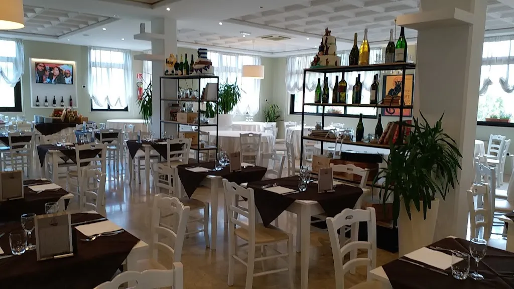 Cavallino Rosso restaurant in Bellante Stazione