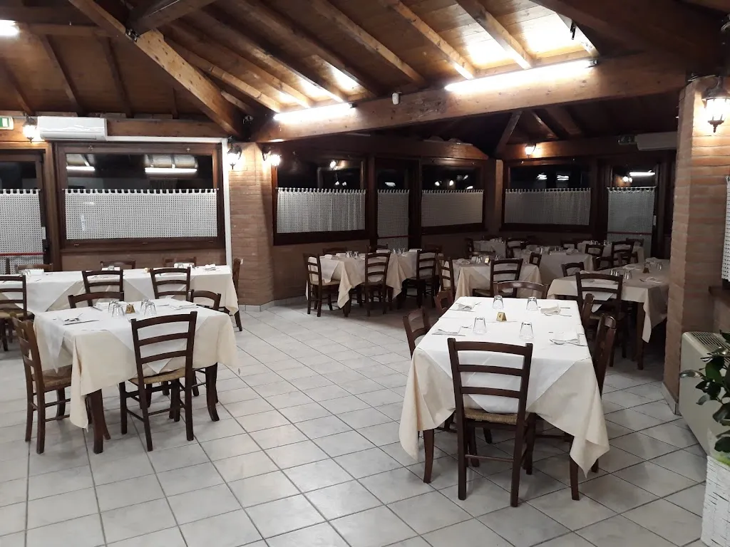 La Scuderia Ristorante pizzeria Bar restaurant in Magreta