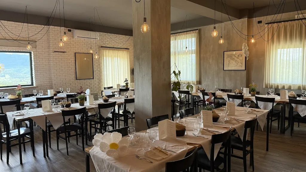 Agriturismo Statale 17 Alloggi e Ristorante restaurant in Poggio Picenze
