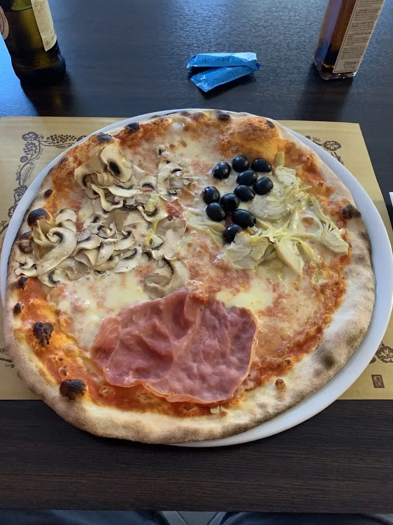 Cooper Joseph Kendall_La Casa Della Pizza_Novafeltria_review