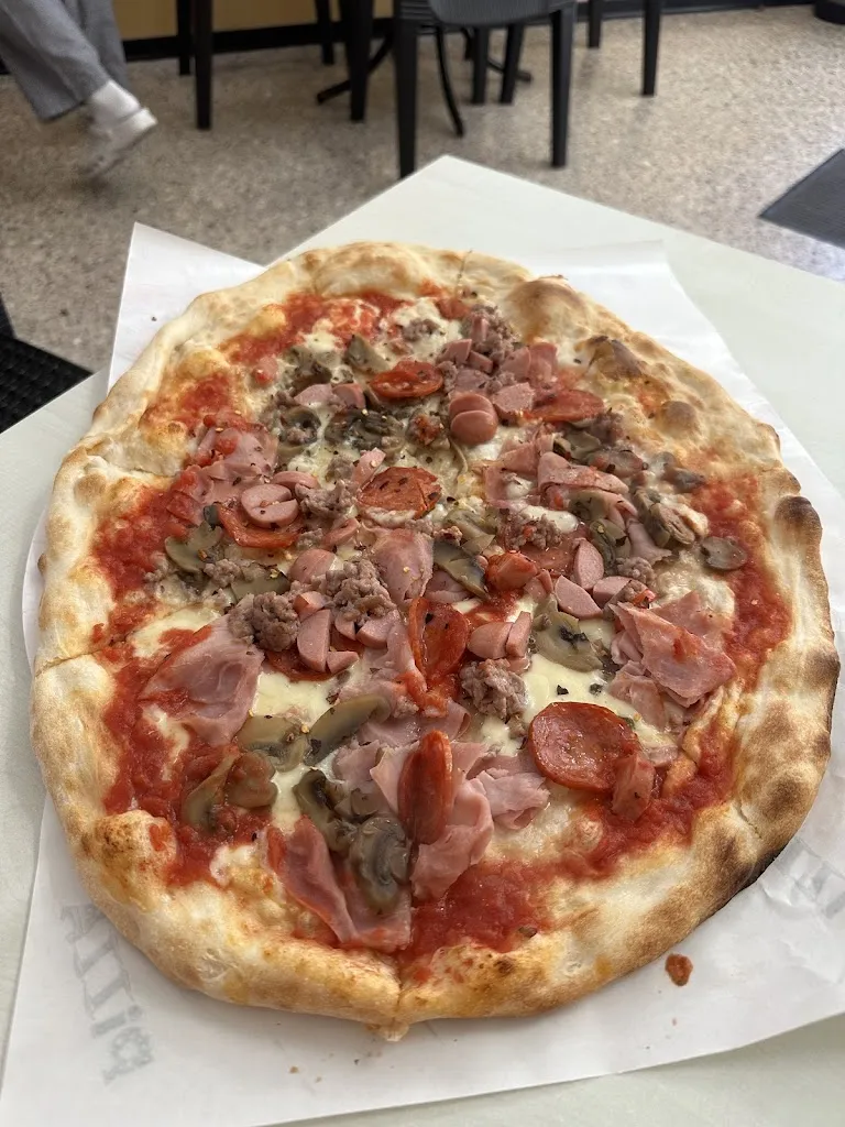Piyavat Chinsangaram_Pizzeria Da Asporto La Rocca_Novellara_review