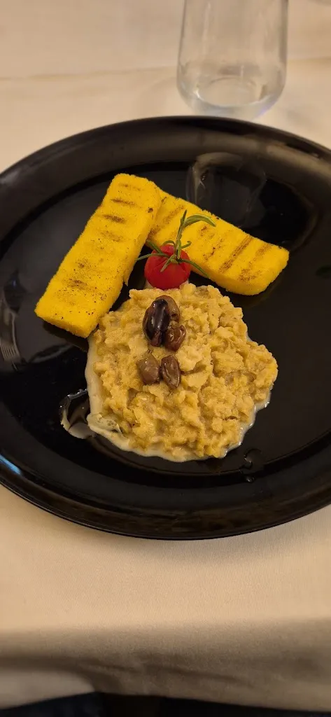 Giovanni Iannuzzi_La Luna nel Pozzo_Ostellato_review