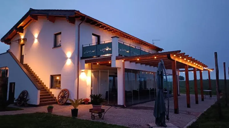 Agriturismo Casale Lisalola_Pilastro_slider_image_1