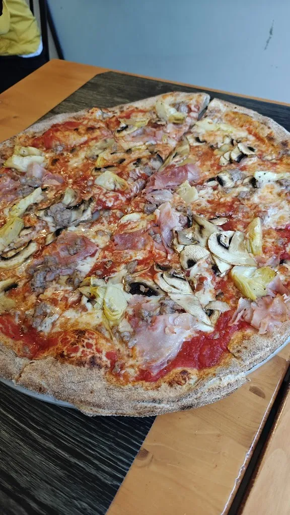 Pizzeria Kris (impasti particolari: integrale, carbone vegetale, fieno greco)_Pianoro_slider_image_3