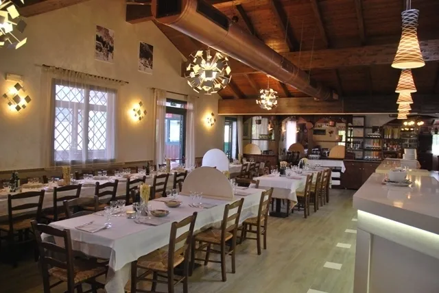 Parco Dei Ciliegi restaurant in Ponte Ronca