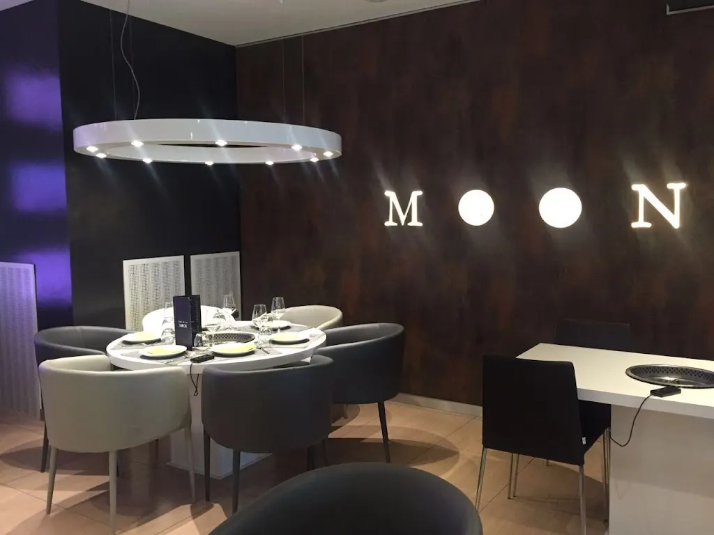 Moon Restaurant_Porotto-Cassama_slider_image_1