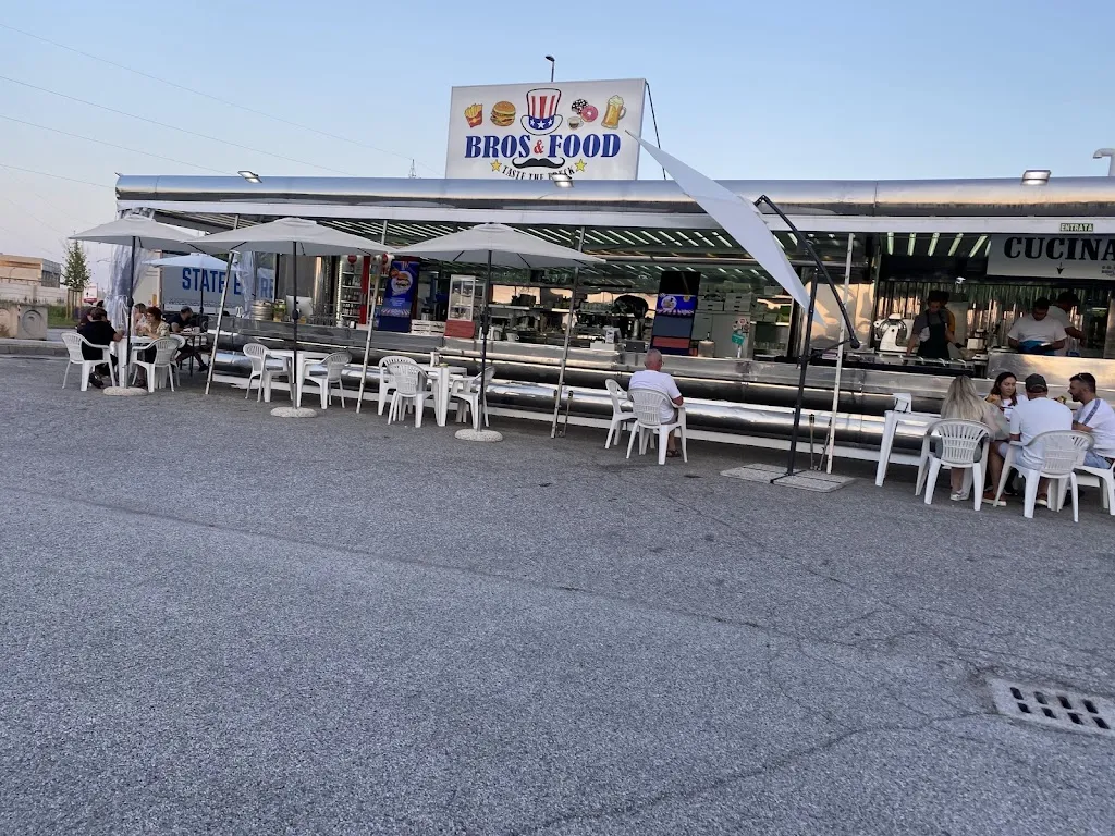 Bros & Food restaurant in Porotto-Cassama