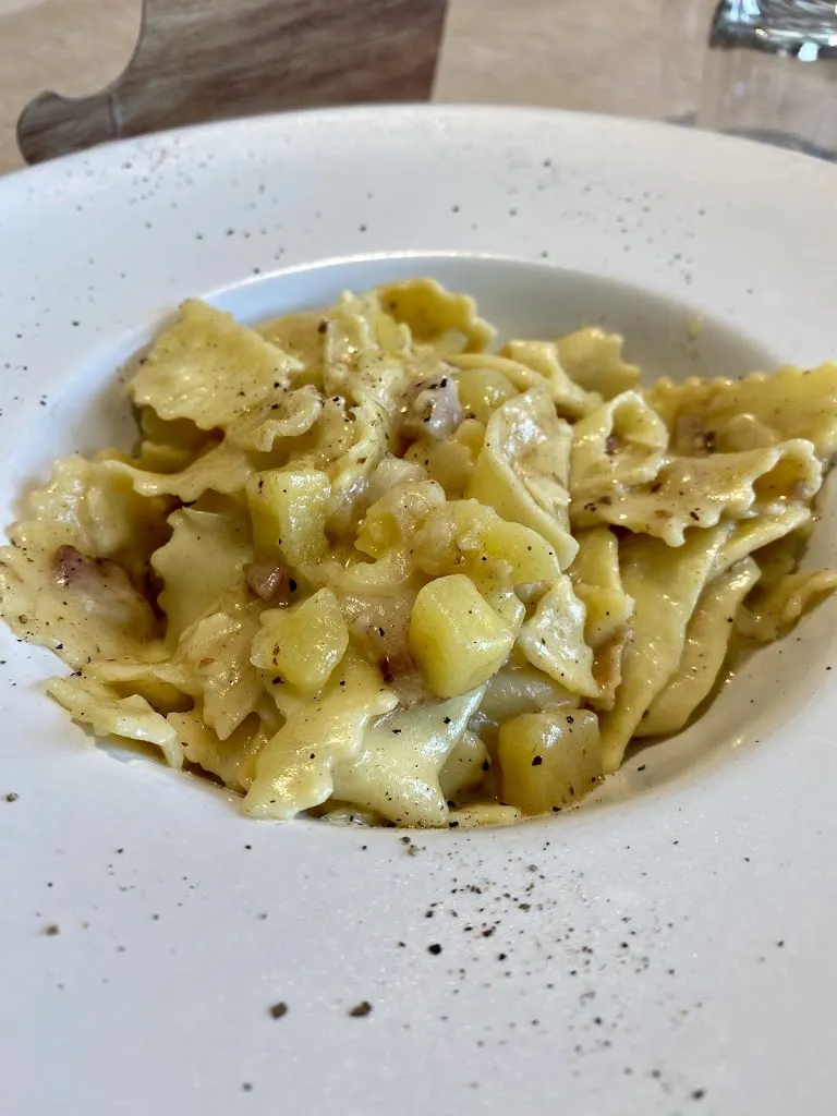 Tharaka Gimhan_Le Alpi_Riale_review