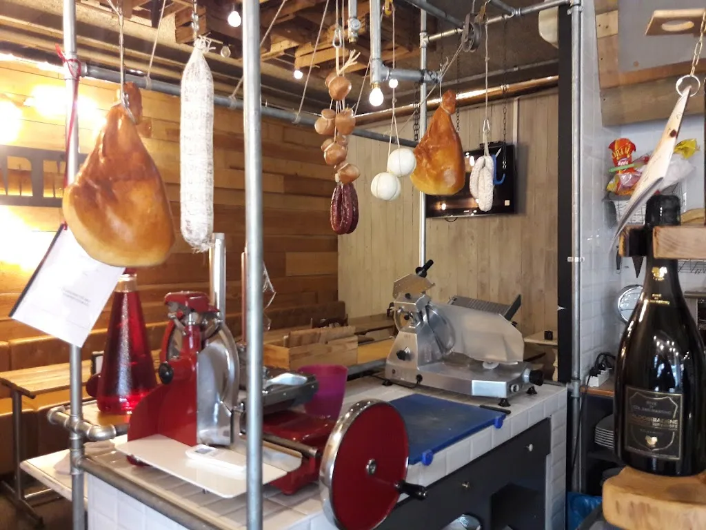 ANTONIO MINOPOLI_Bar Mario_San Martino in Rio_review