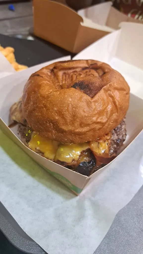 Guido Caruso_Hungry Dogs - Fresh Burgers_Savarna-Conventello_review