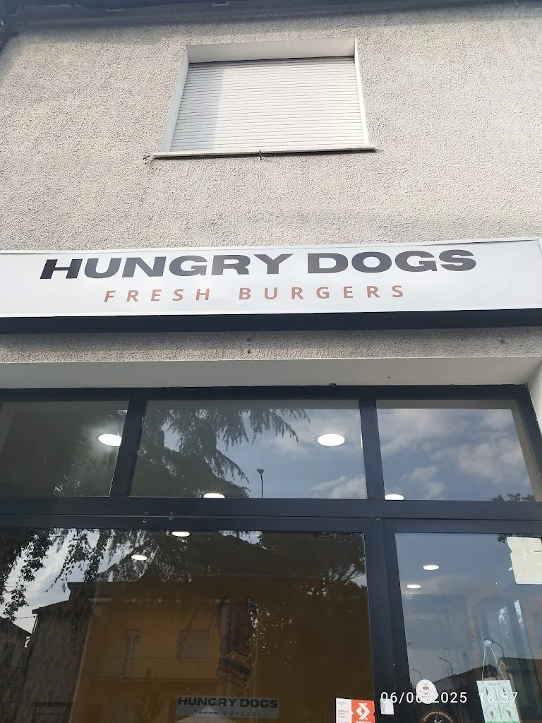 Patrizia Pausini_Hungry Dogs - Fresh Burgers_Savarna-Conventello_review