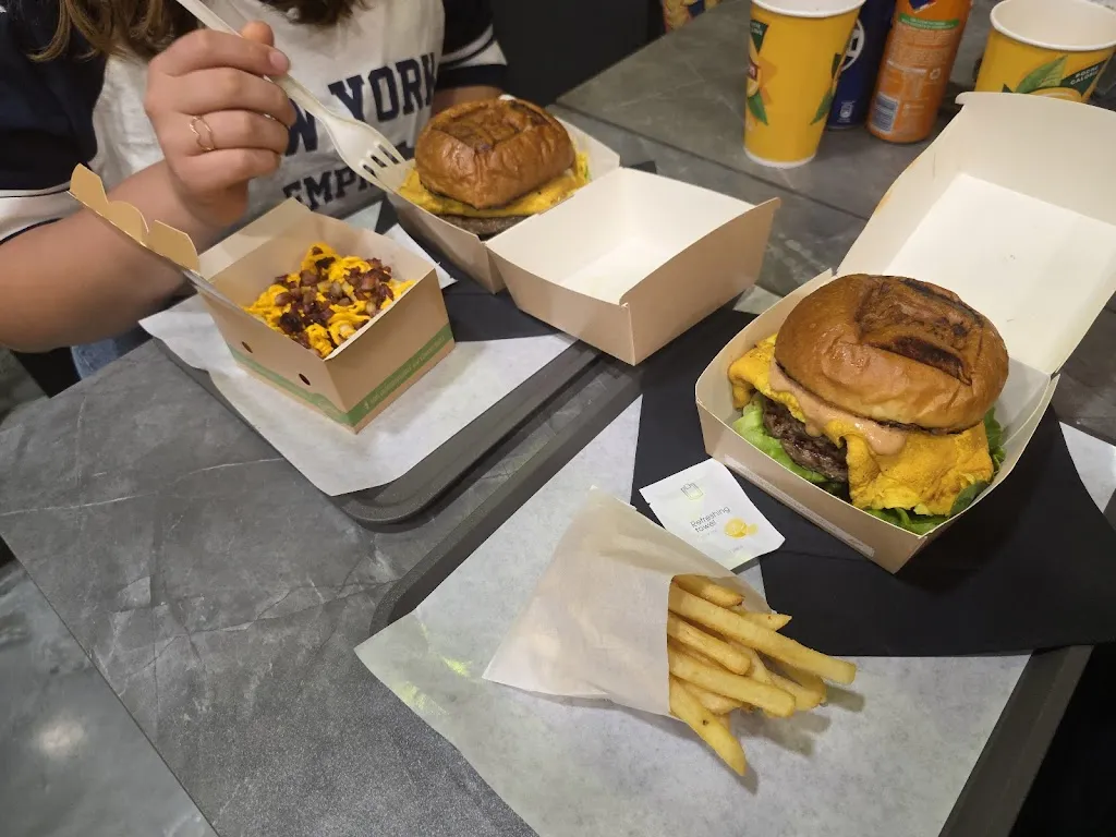 Antonio Fluer_Hungry Dogs - Fresh Burgers_Savarna-Conventello_review